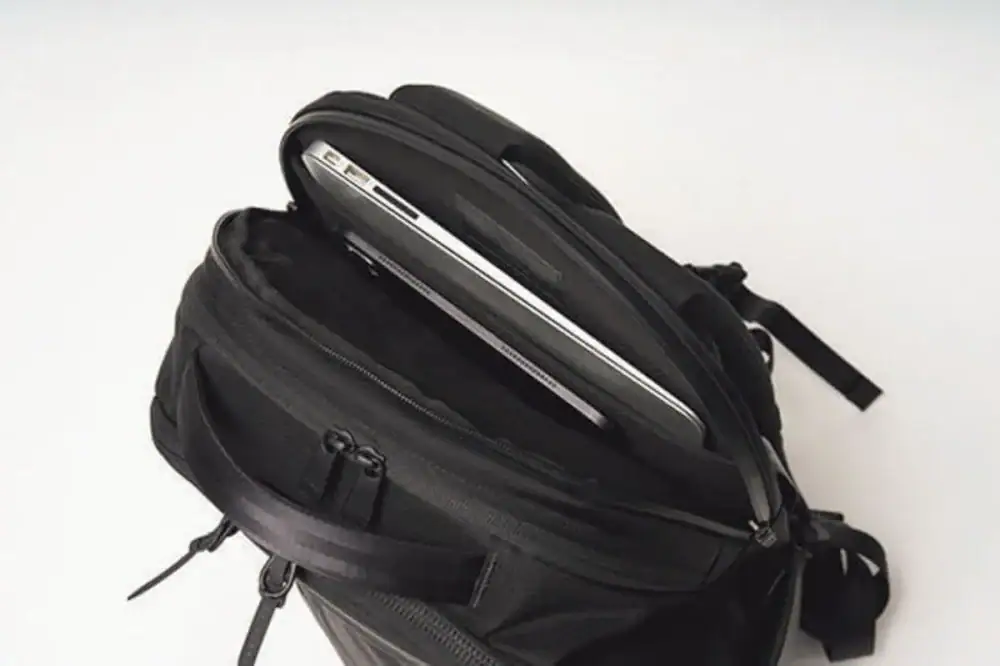 第3位　【出張快適リュックの最適解】ガバッと開いて超軽量！仕事も休日もこなす“フルオープン型”の最強バックパック3傑