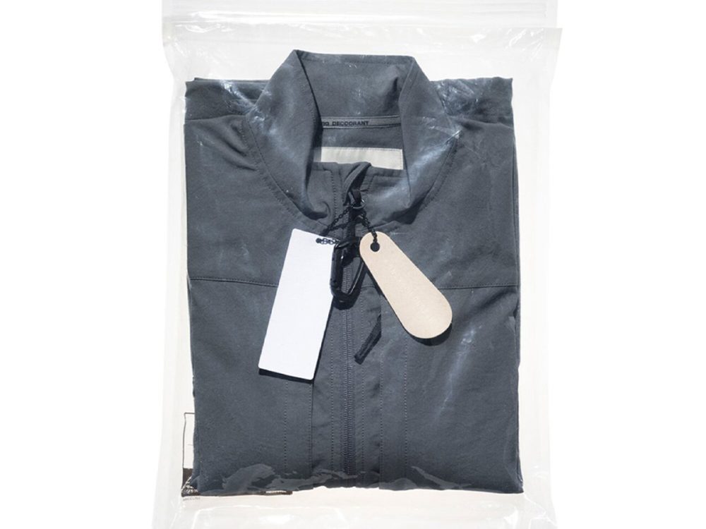 圧縮袋だけでなく、靴べらやカラビナも付属品として付いてくる
