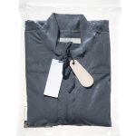 圧縮袋だけでなく、靴べらやカラビナも付属品として付いてくる