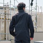 後ろ姿からワークウェアとは想像が出来ない