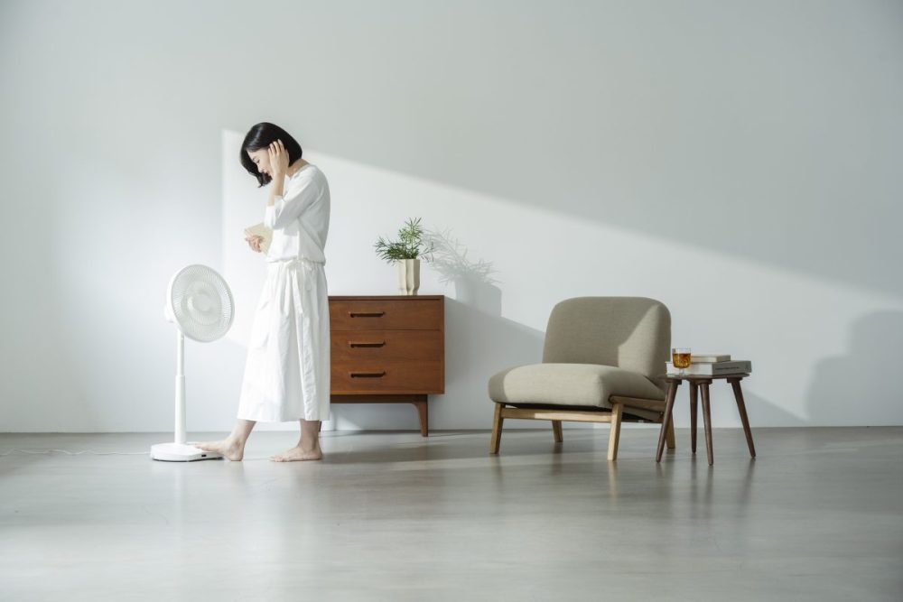 【足で触れるだけで操作できる】シロカの扇風機「しゃがみま扇」が便利すぎる