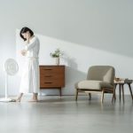 【足で触れるだけで操作できる】シロカの扇風機「しゃがみま扇」が便利すぎる