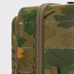 ケース外側にキャンプ用品や小物を取り付けられる、荷掛け用のデイジーチェーン付き