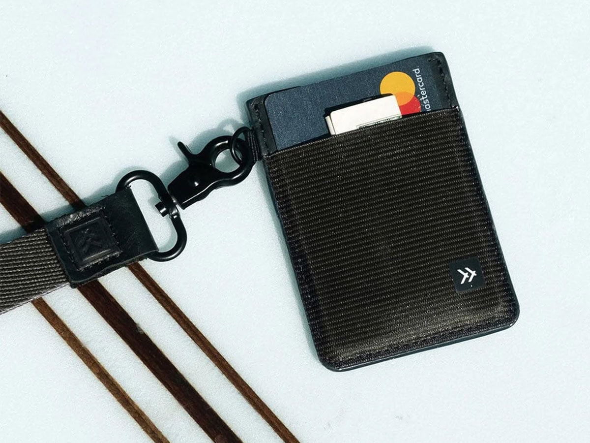 本体はレザーとラテックス・ゴム製生地のスリーブにて構成