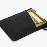 また前後含めて８枚までカードやお札が収納可能