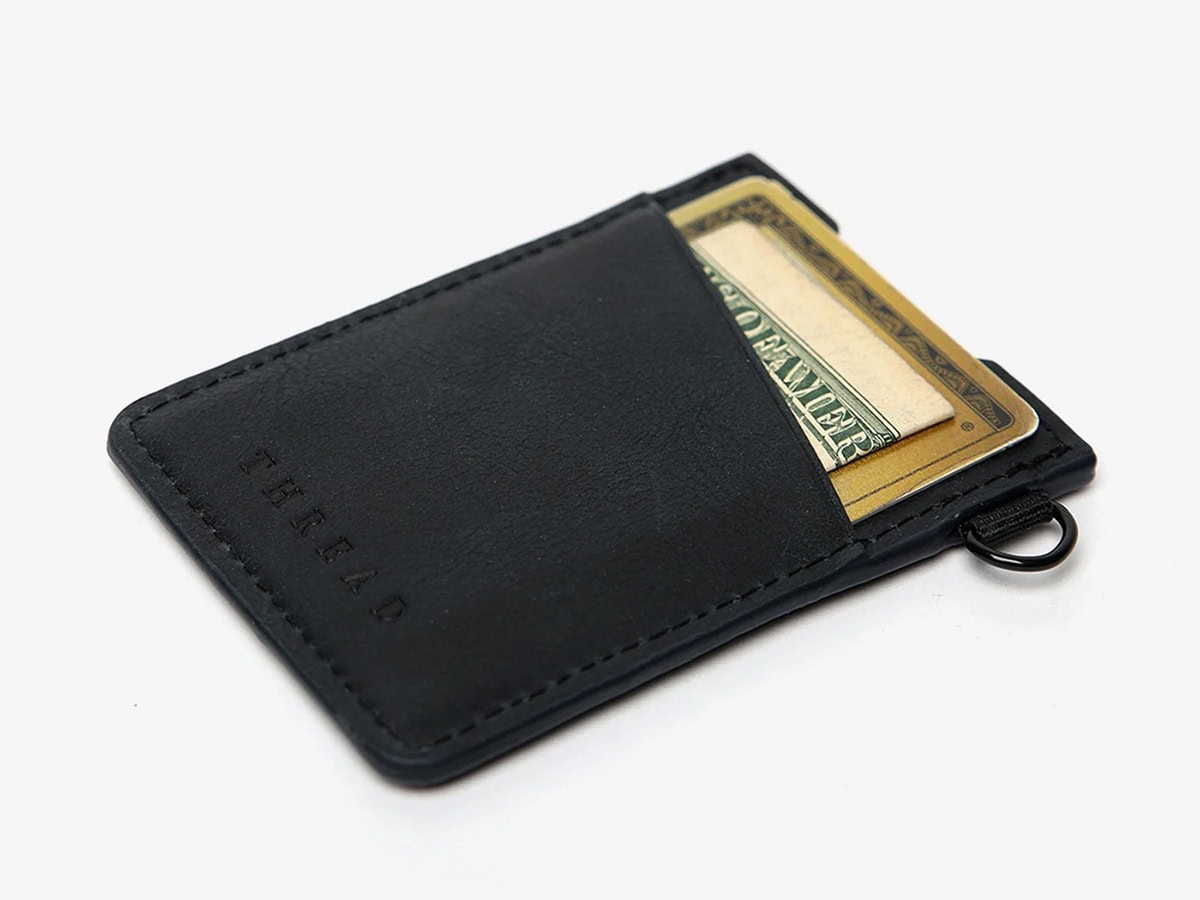 また前後含めて8枚までカードやお札が収納可能