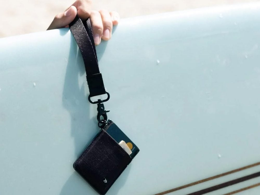 手首用の短めのストラップなので、手持ちでもいいし、バッグのハンドルなどに付けても良い