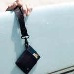 手首用の短めのストラップなので、手持ちでもいいし、バッグのハンドルなどに付けても良い