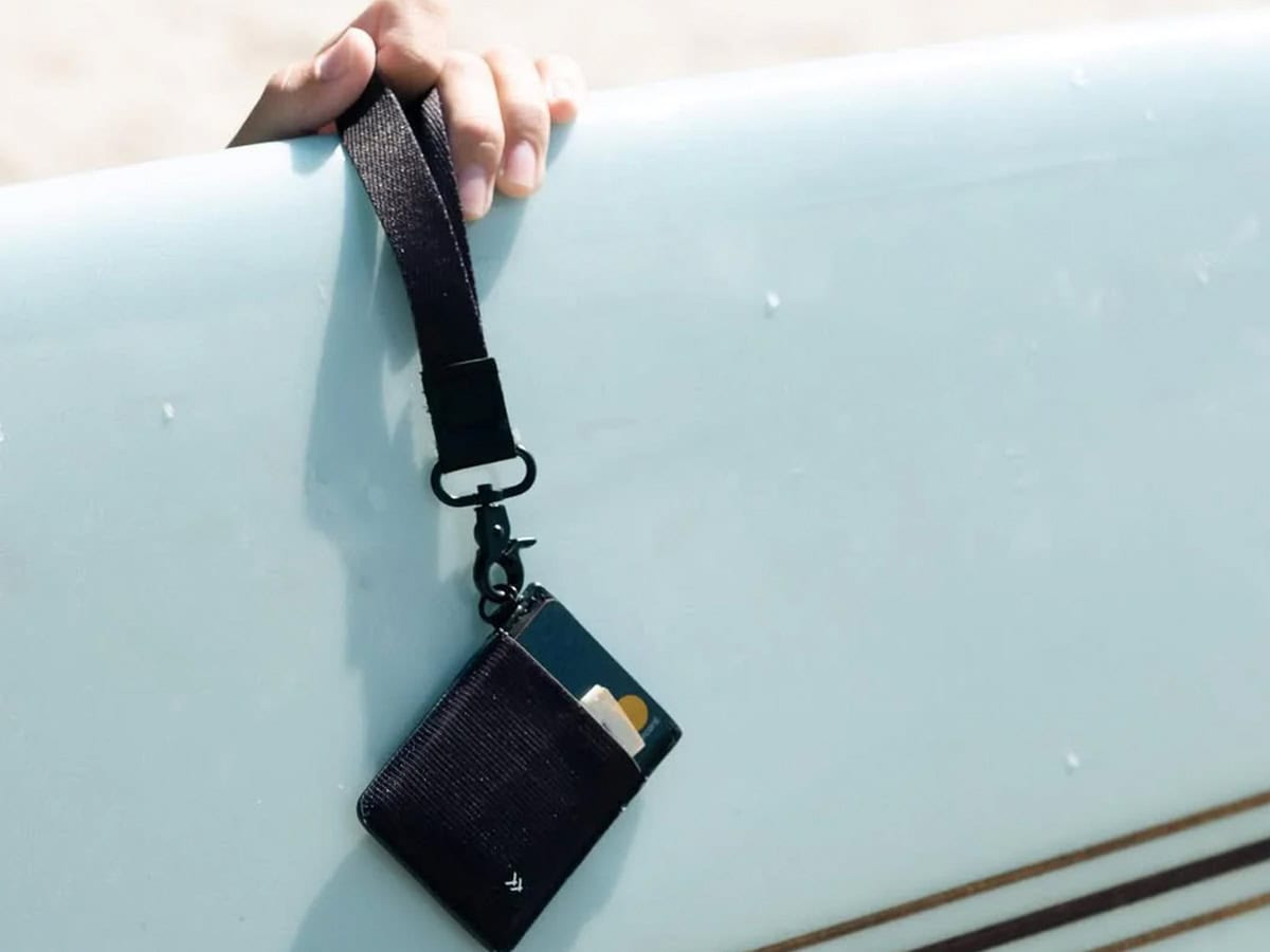 手首用の短めのストラップなので、手持ちでもいいし、バッグのハンドルなどに付けても良い