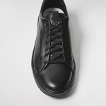幅広い着こなしにマッチするクラシックな意匠