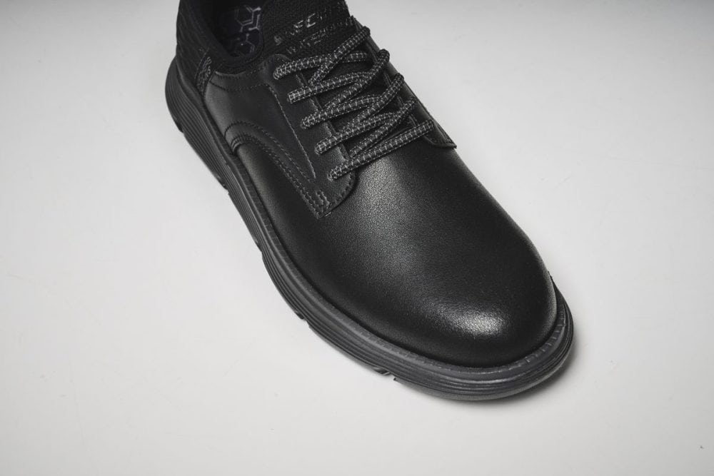 防水レザー×ラウンドトゥでビジネスシーンも無双