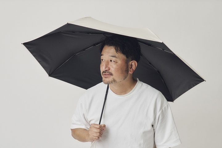 【ユニクロの“移動できる日陰”】日傘男子を定着させる!?「2,990円の晴雨兼用傘」は猛暑を生き抜くサバイバルギアだ!/No.1モノ雑誌編集長のお墨付き『コレ買いです』Vol.160