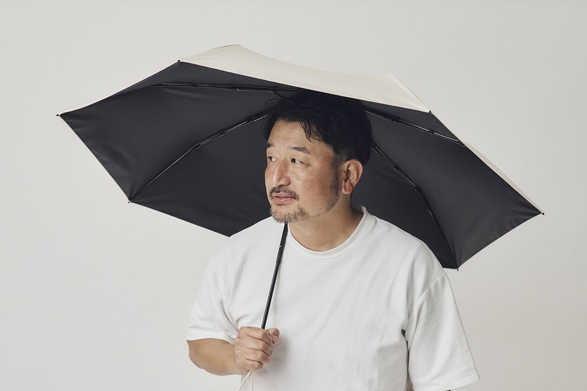 ユニクロの“移動できる日陰”】日傘男子を定着させる!?「2,990円の晴雨