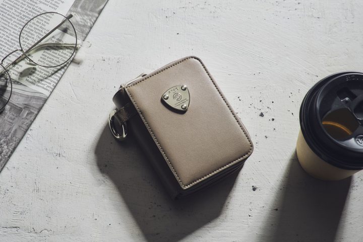 【コンパクトなのに現金もカギも集約】アタオのオールインワン財布「ロミー」が手ぶら派の最適解だった/No.1モノ雑誌編集長のお墨付き『コレ買いです』Vol.163