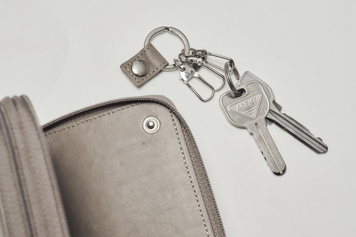 【コンパクトなのに現金もカギも集約】アタオのオールインワン財布「ロミー」が手ぶら派の最適解だった／No.1モノ雑誌編集長のお墨付き『コレ買いです』Vol.163