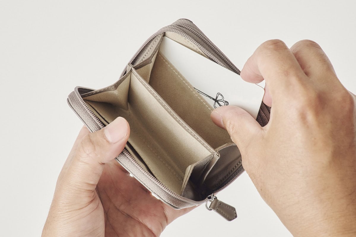 【コンパクトなのに現金もカギも集約】アタオのオールインワン財布「ロミー」が手ぶら派の最適解だった／No.1モノ雑誌編集長のお墨付き『コレ買いです』Vol.163