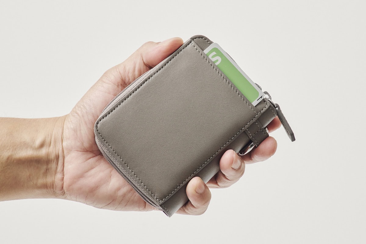 【コンパクトなのに現金もカギも集約】アタオのオールインワン財布「ロミー」が手ぶら派の最適解だった／No.1モノ雑誌編集長のお墨付き『コレ買いです』Vol.163