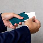 外側のポケットに名刺をセットしておけば、フラップを閉じた状態でもすぐ取り出せる