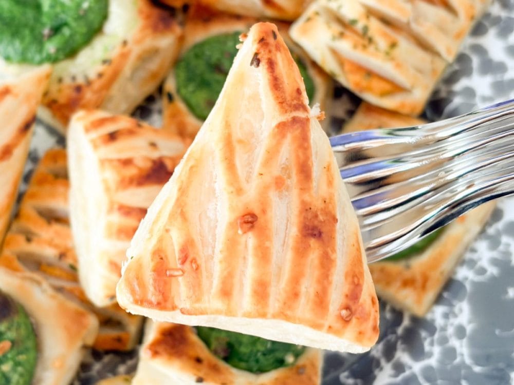 「トライアングルチーズ」を食べてみると、パイの中にエメンタールチーズがたっぷり詰まっています