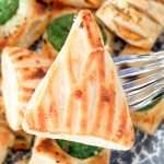 「トライアングルチーズ」を食べてみると、パイの中にエメンタールチーズがたっぷり詰まっています
