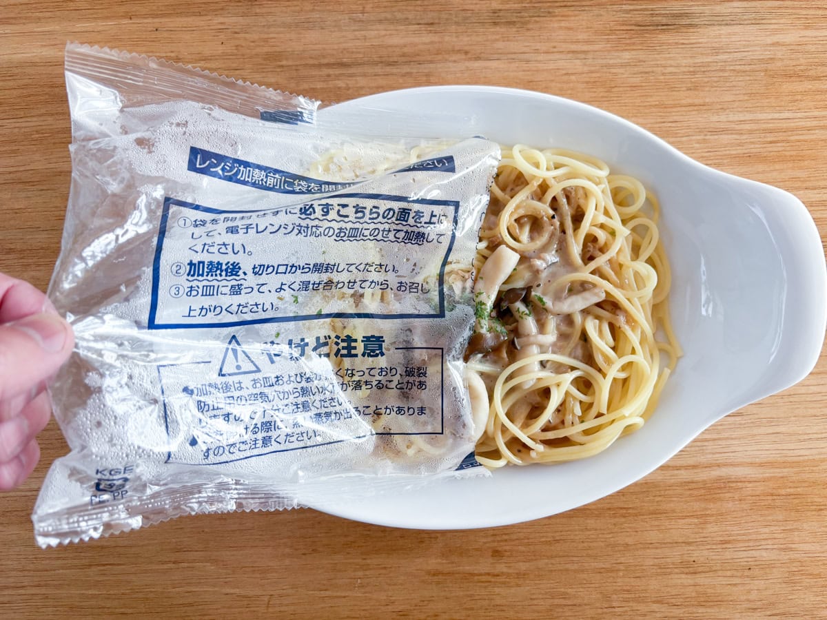 レンチンを終え、内袋を開けるとキノコの香りが爆発