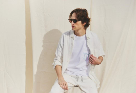 「Resort PHILIP（57261211）」￥34,100、「Standard Shirt（57253801）」￥29,700、「YK Tee（57261903 WSX）」￥14,300／すべてヤヌーク