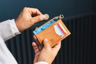 「この革財布がすごい」驚きの収納力を実現した新発想、1万円以下に感動“反則級に神コスパな革小物”…ほか【財布の人気記事ランキングベスト3】（2025年4月版）