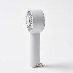 バッグやショルダーストラップに付けられるカラビナは、スタンドとしても使える2WAY仕様
