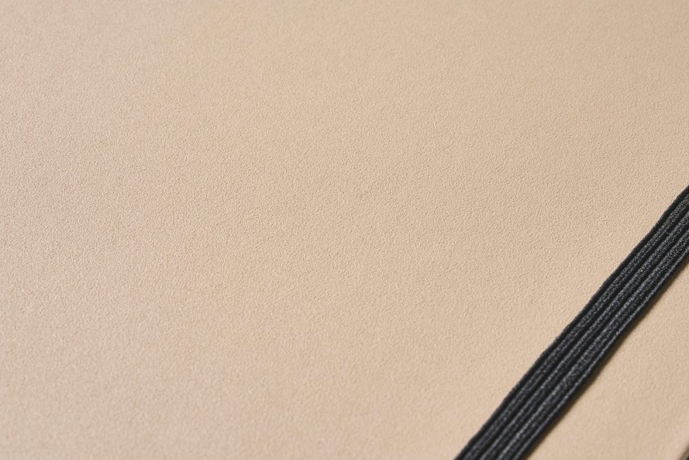 バインダーは上質なビニールペーパーを採用した堅牢な作り