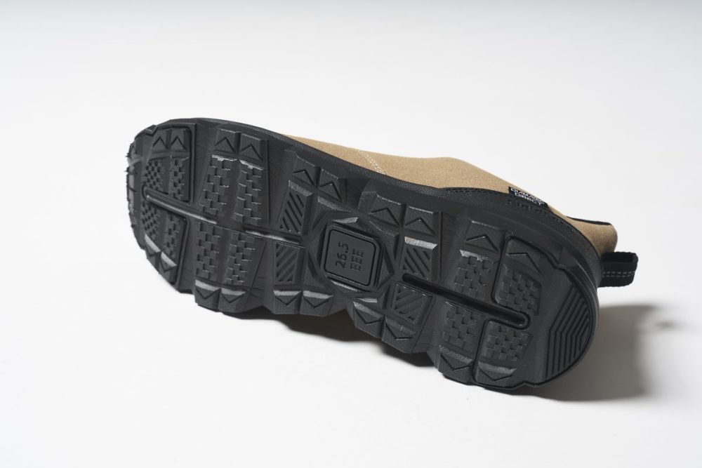 アウトドアの路面にも対応できるオリジナルパターンのアウトソール