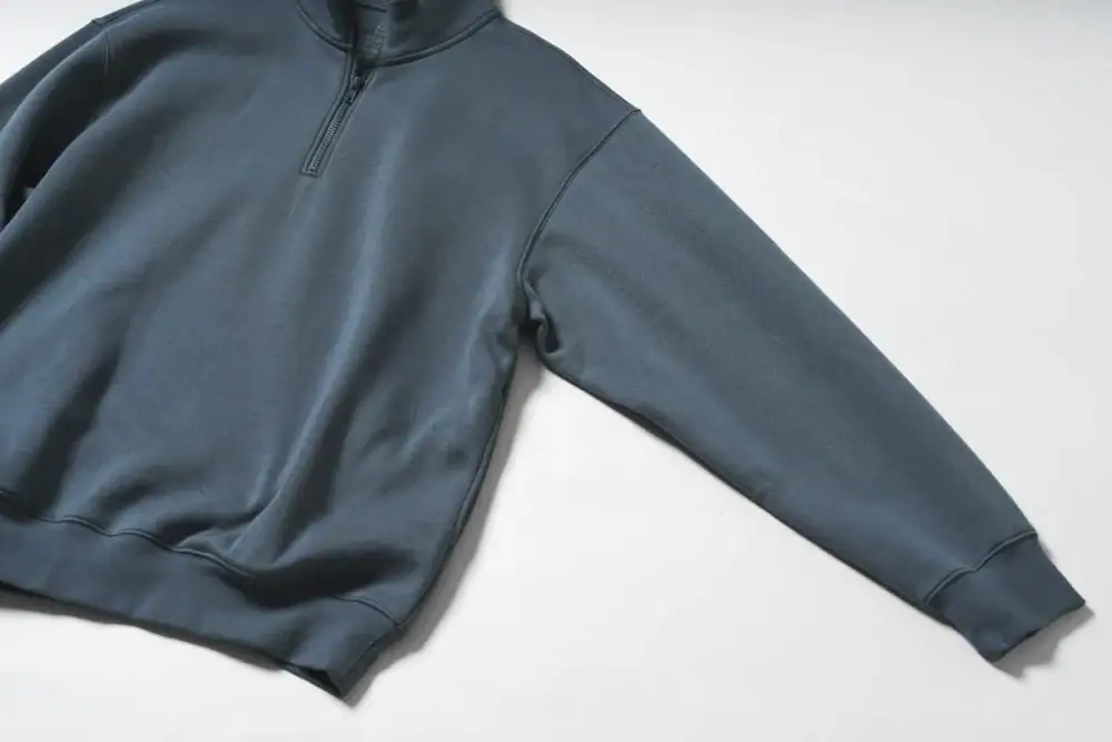 第1位 【無印良品の隠れ名品】3シーズン着回せて2990円!春アウターにもなる「ハーフジップスウェット」をスタイリストが徹底解説