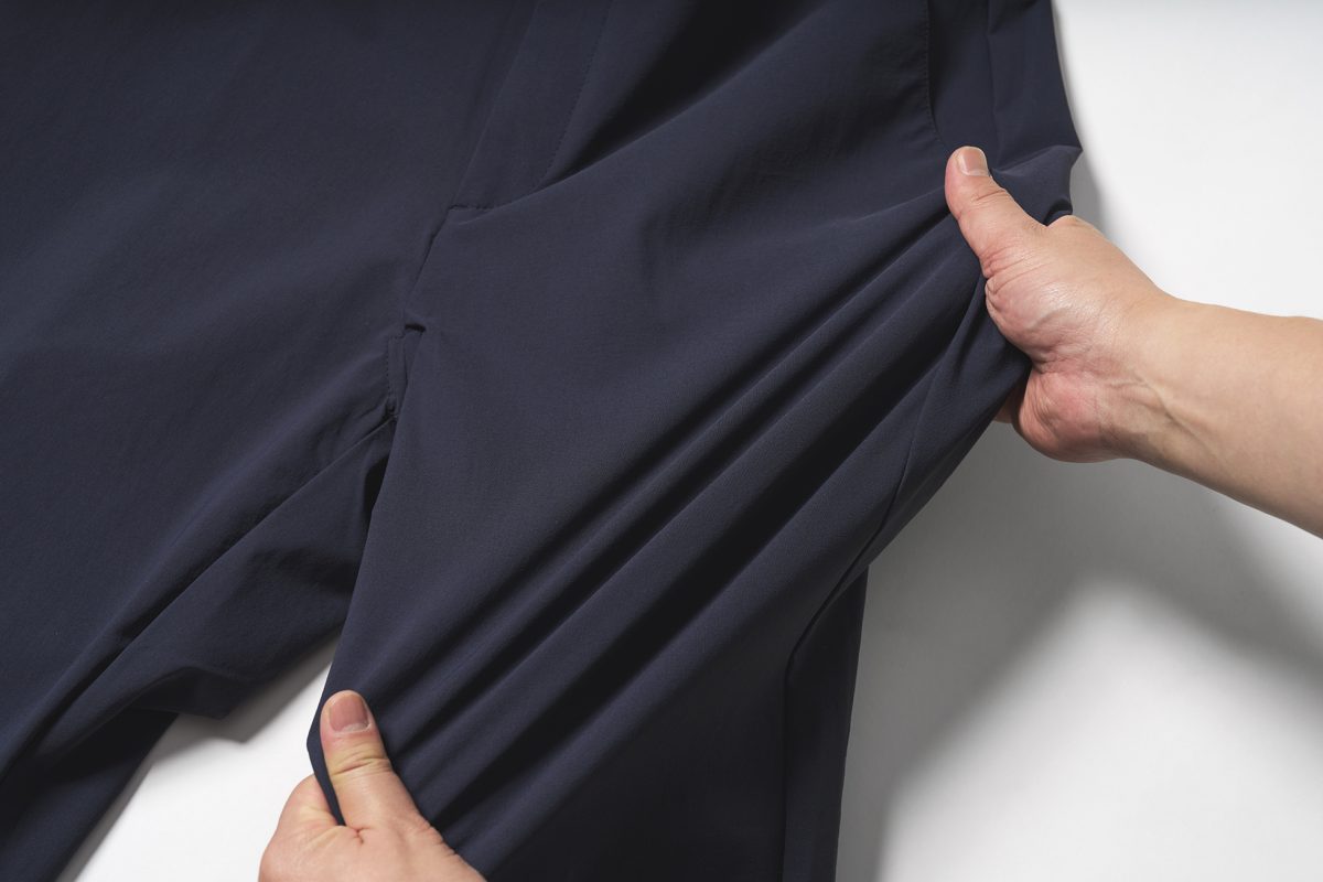 縦横に伸びる2WAYストレッチなのでストレスフリーな動きを実現