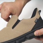 足を入れて行くとアッパー部分のゴムが自然に広がる