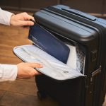 一時的にバッグを吊り下げられるフックを搭載