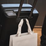 一時的にバッグを吊り下げられるフックを搭載