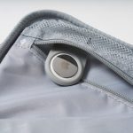 AirTag用ホルダーが付属。