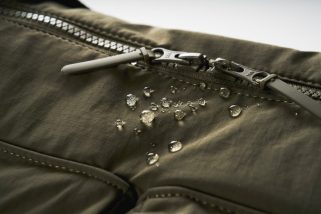 【ユニクロ最強の2,990円】大人気「マルチポケットショルダーバッグ」がさらに進化！街歩きにも最適な7ポケットの収納力をスタイリストが徹底解説