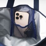 内側のメッシュポケットは小物の収納にも便利