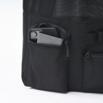 財布やスマホなど必需品の収納は縦長ポケットに