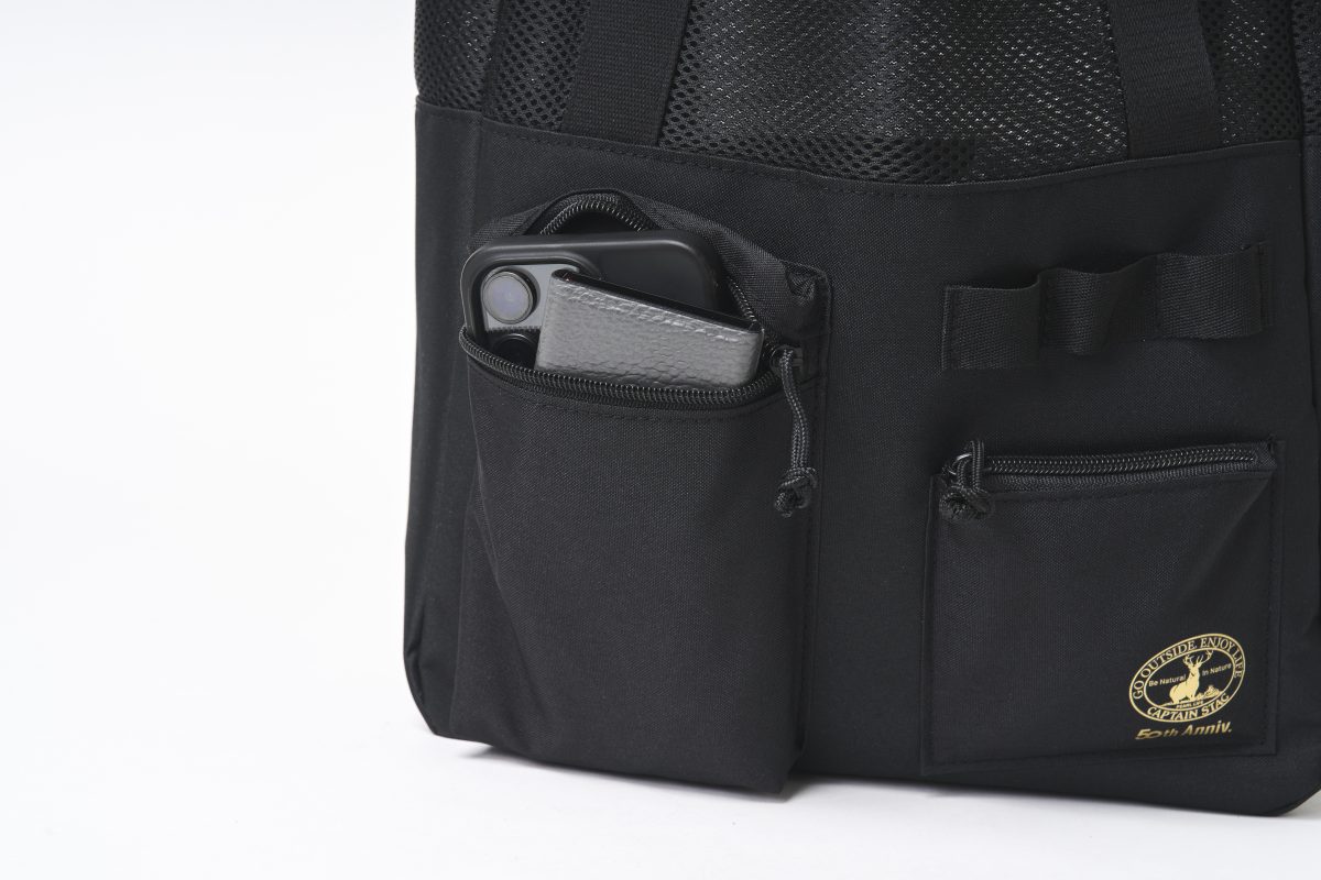 財布やスマホなど必需品の収納は縦長ポケットに