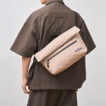 斜め掛けもワンショルダー持ちも手持ちもできる
