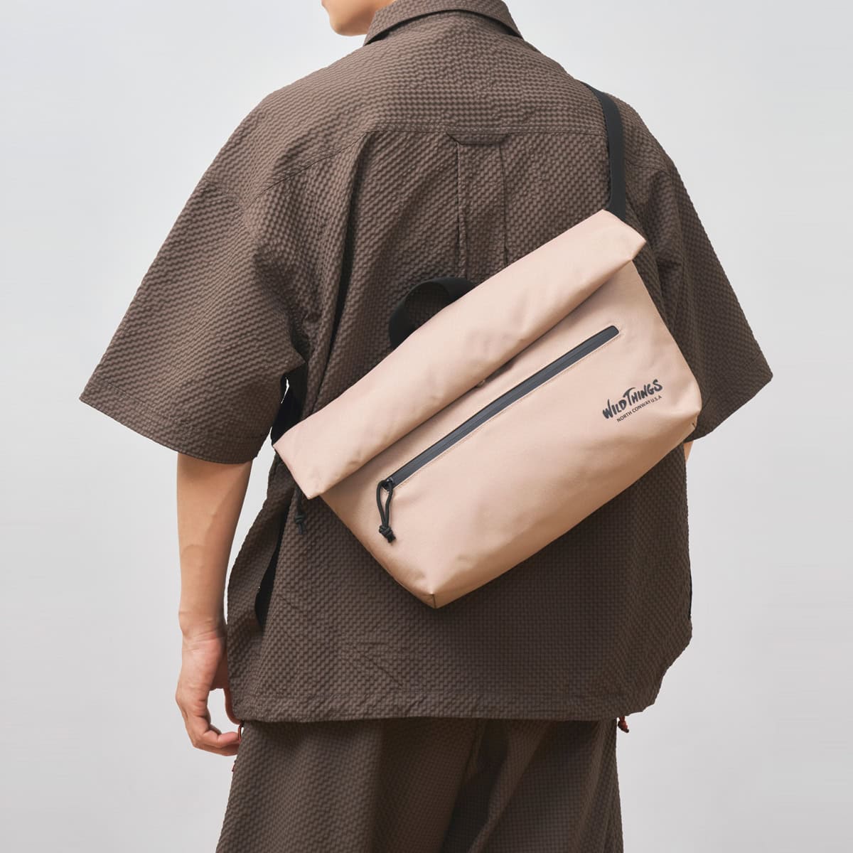斜め掛けもワンショルダー持ちも手持ちもできる