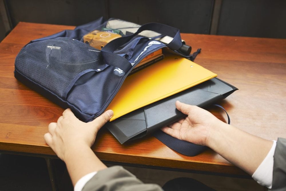 ノートPC、書類、雑誌、ノートなどのビジネスギアもすっぽり収まる