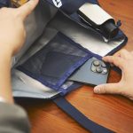 スマホやイヤフォンも難なく入るポケット