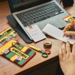 人を笑顔にさせるポップな文房具