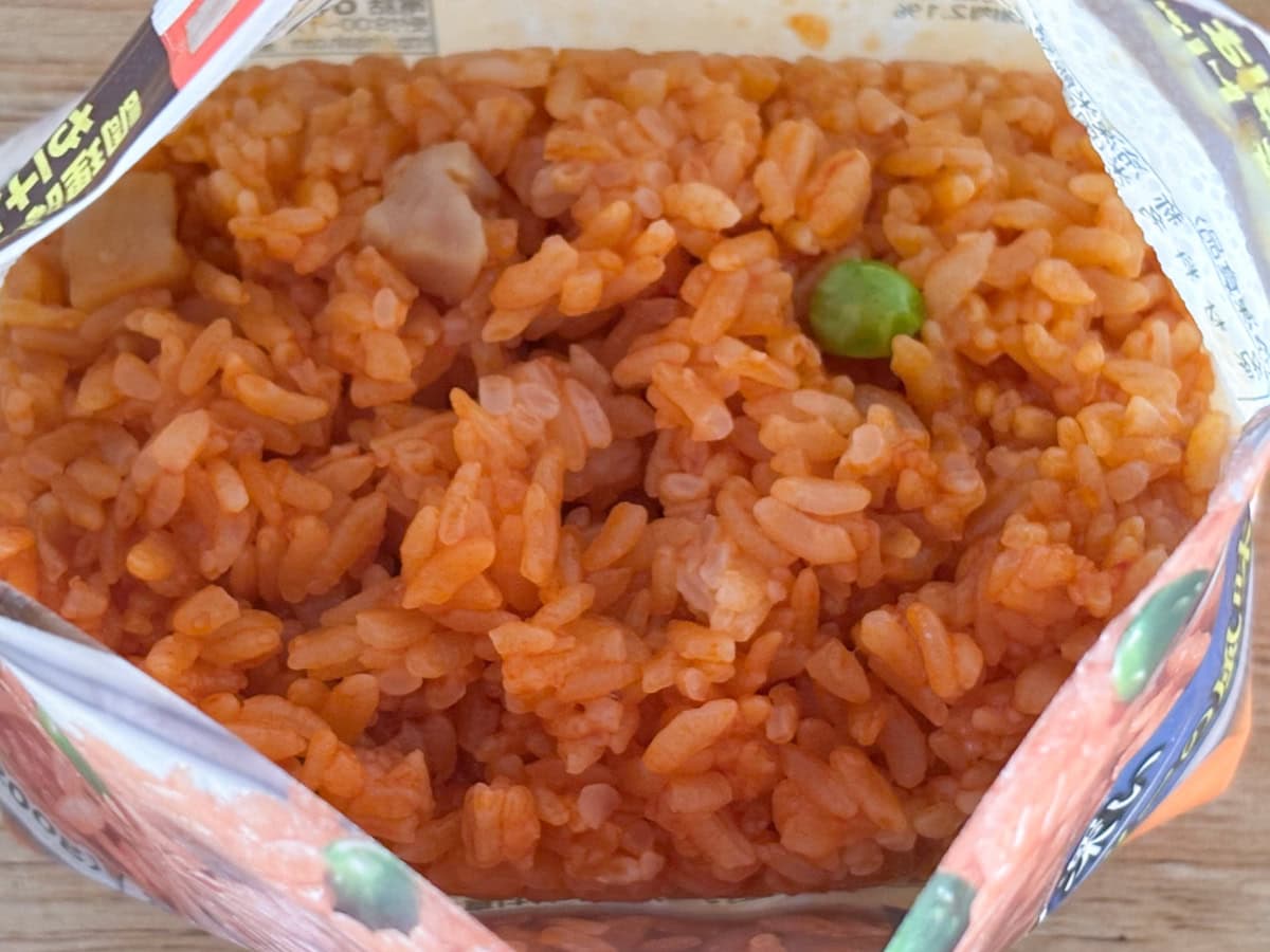 パッケージを開封する前からトマトケチャップとバターのいい香りが漂います