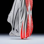窒素を注入したミッドソールフォームが、高い反発性と快適なクッショニングを提供。スムーズで安定感のあ るライドを実現し、日々のランニングやトレーニングをサポート
