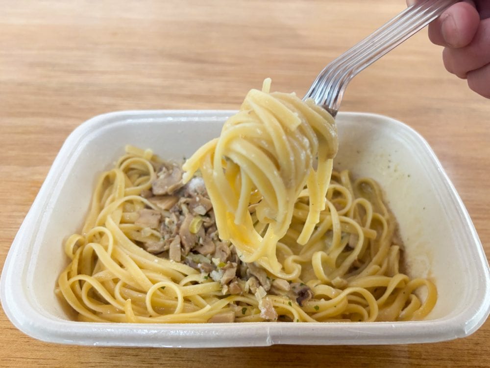 たくさんのキノコとコクのあるクリームソースにより、冷凍食品なのにイタリアンレストレランレベルのおいしさ