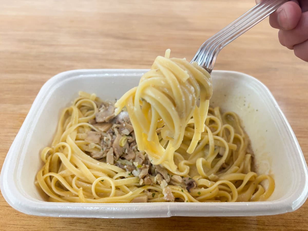 たくさんのキノコとコクのあるクリームソースにより、冷凍食品なのにイタリアンレストレランレベルのおいしさ
