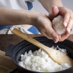 素手でおにぎりを握るのは夏はやめておこう